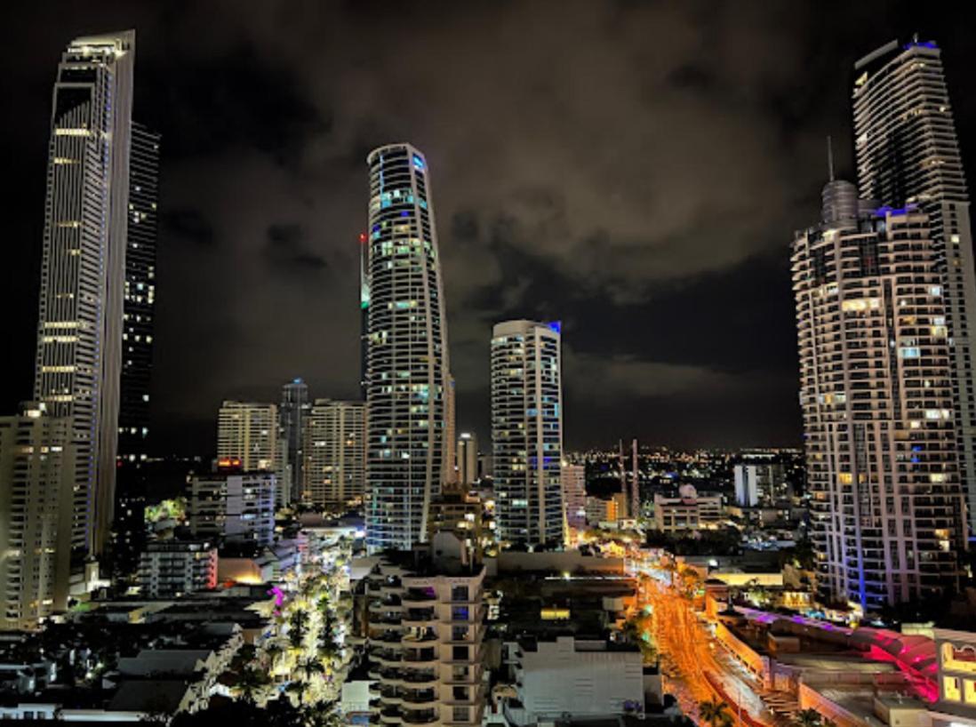 Luxury Apartment & Ocean View In Surfers Paradise Gold Coast Bagian luar foto